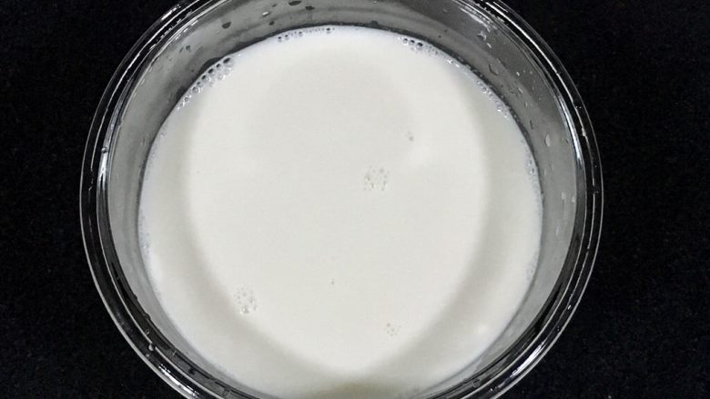 椰香抹茶糕,小火加热,搅拌至吉利丁粉和细砂糖都融化,倒入模具里,冰箱冷藏一个小时,凝固为止。
