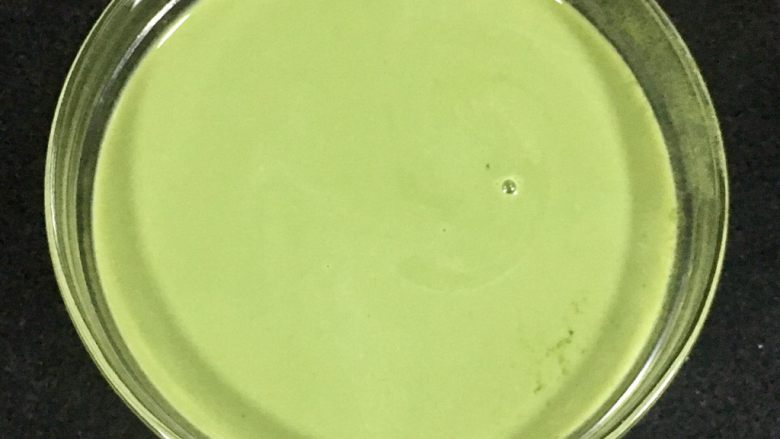 椰香抹茶糕,从冰箱拿出已经凝固好的椰香奶冻,把过筛好的抹茶糊倒入模具,放入冰箱冷藏四小时以上,我是放了一夜。