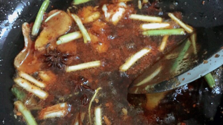 竹笋焖排骨,油放多一点!吃饭碗一碗左右!小火 热油下姜蒜爆香,加红油,最后倒入辣椒粉,加入花椒粉。此啦一声 立马关火!放一点酱油,盐 味精。加一碗冷水