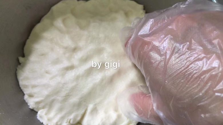 无面粉版全牛奶冰淇淋曲奇,再套一次性手套 將麵團抓勻