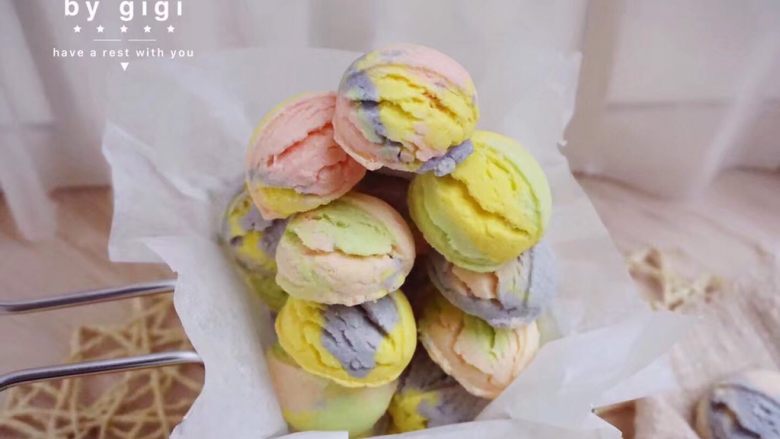 无面粉版全牛奶冰淇淋曲奇,另外這個是超有顏值的彩虹冰淇淋餅乾 不一樣的食譜 材料也很簡單 想做的可以去我食譜下面找一下