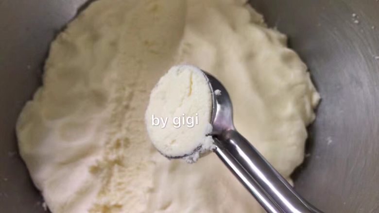 无面粉版全牛奶冰淇淋曲奇,用冰淇淋勺挖出球