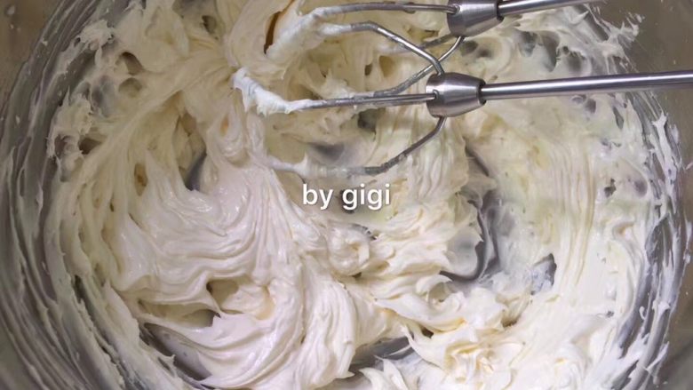 无面粉版全牛奶冰淇淋曲奇,室溫放軟的黃油（微軟就可以）加入糖霜 先用低速混合 再開高速打發至顏色發白