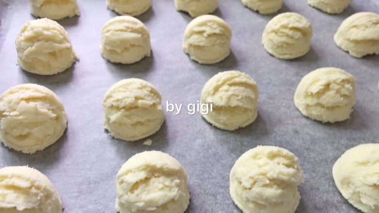 无面粉版全牛奶冰淇淋曲奇,放已墊油紙的烤盤上 送入已預熱160度烤箱中層 烤約15分鐘（我用的3.5cm大的勺 越大的勺烤的時間越長哦！）