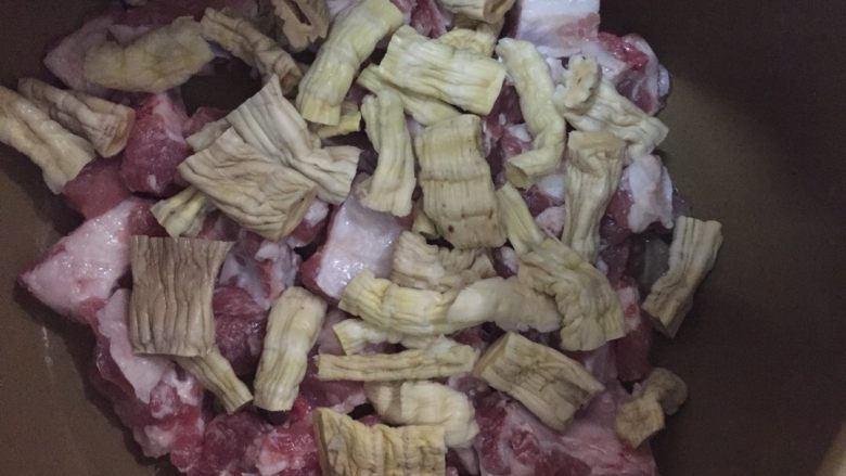 竹笋焖排骨,排骨在下竹笋在上如图排好!我用的砂锅,没有砂锅的用铁锅也可以