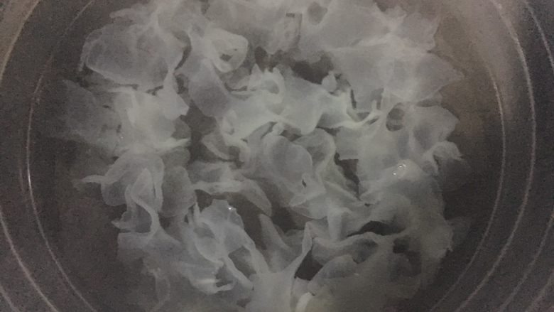 冰糖雪梨甜汤,砂锅中水沸腾后加入银耳,加盖煮至沸腾。