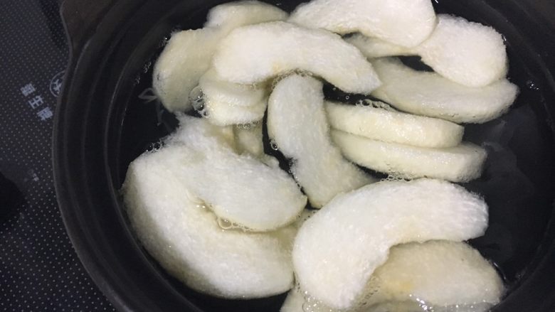 冰糖雪梨甜汤,银耳开始软糯时加入桂圆肉和雪梨,加盖煮至沸腾,水开后关小火煮20分钟。
