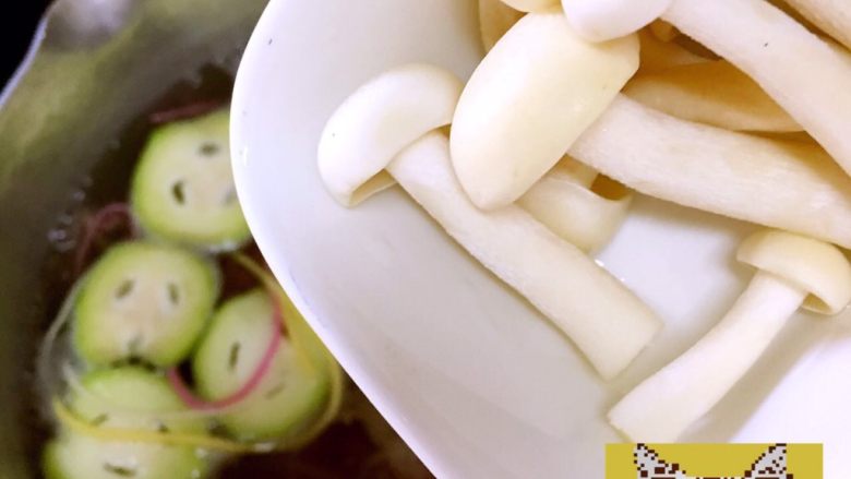 菌菇肉丝面,菌菇倒入