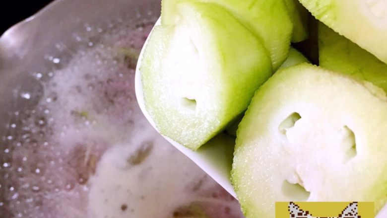 菌菇肉丝面,丝瓜段倒入