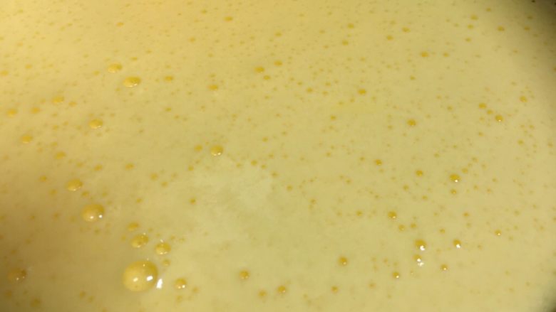 鸡蛋薄饼,这是鸡蛋加糖,打好的状态稠糊状。