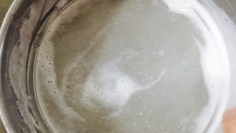 意式奶酪冻,把凉透的奶油奶酪混合液加入部分打发的奶油,手抽搅拌 过滤
