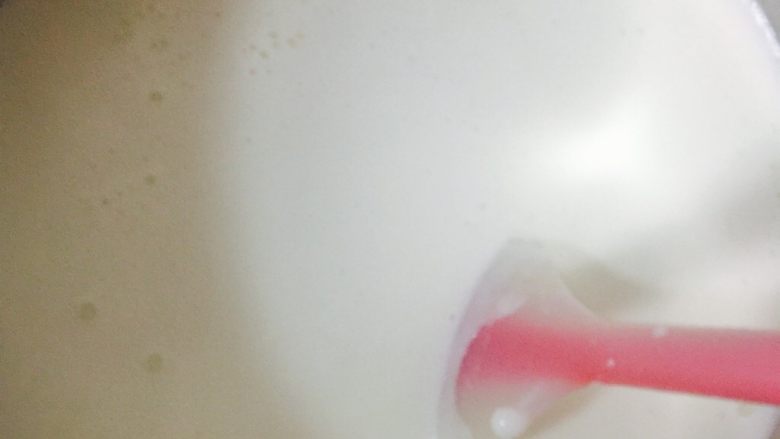 意式奶酪冻,搅拌速度不要太快,轻轻的使它们融合。速度太快会有气泡