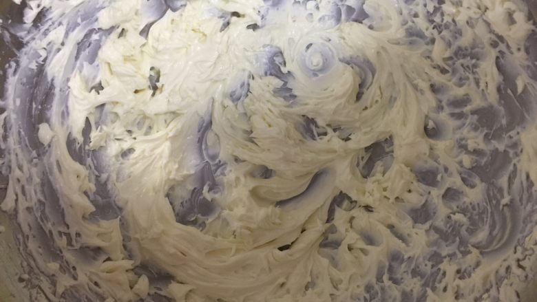 意式奶酪冻,一档打直顺滑无颗粒。量大的情况下,可以用微波炉转一会,方便打,建议一档打发