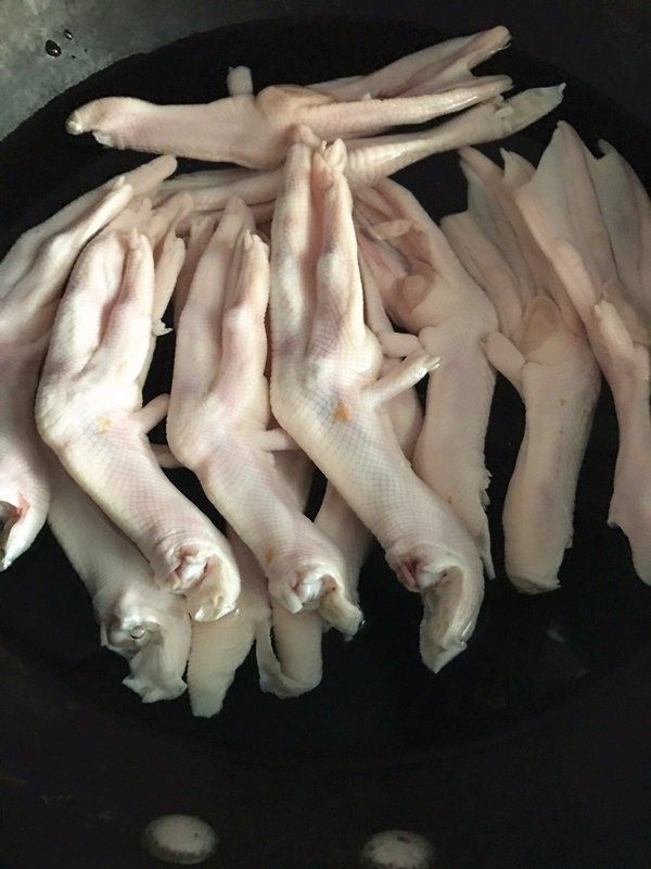 完美复制周黑鸭鸭掌, 鸭掌洗净,冷水入锅。