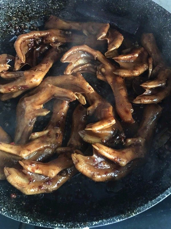 完美复制周黑鸭鸭掌,汤汁略见粘稠时,火稍稍调大一点,收汁,不停的翻炒鸭掌,使鸭掌均匀裹满酱汁。汤汁收完后即可关火,装盘即可食用~冷却后味道和口感更胜一筹.