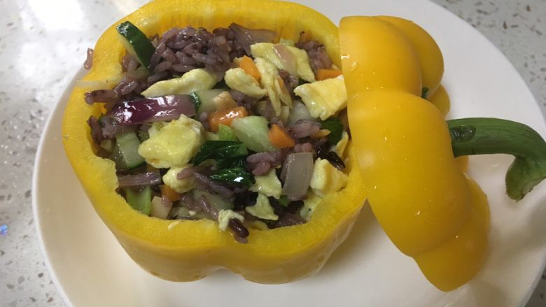 有颜值的蛋炒饭,把所有材料混合后,装盘