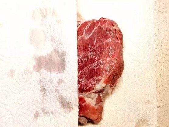 电饭锅版叉烧肉,猪肉从水中取出,用厨房纸吸掉多余水分