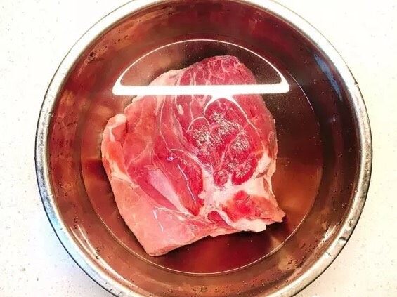 电饭锅版叉烧肉,猪肉化冻后,放水中浸泡出血水,若是夏天,则把盆放进冰箱,浸泡半天;
叉烧酱做法: