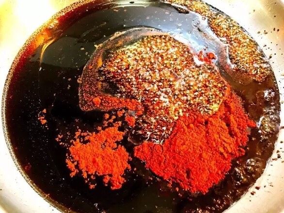 电饭锅版叉烧肉,不关火,余下的油保留,锅内倒入图2的全部调料,以及全部红曲粉和水淀粉搅拌均匀;