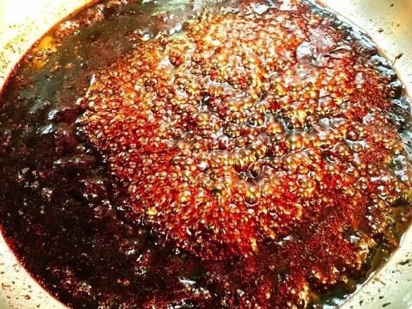 电饭锅版叉烧肉,小火状态,用铲子不停搅拌;