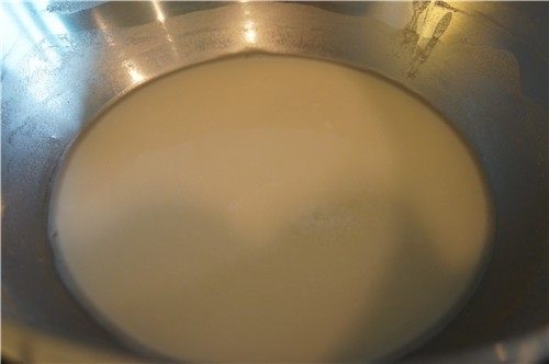汤种牛奶吐司,水沸后,隔水加热面粉和水的混合物,并不断搅拌,以防糊底。