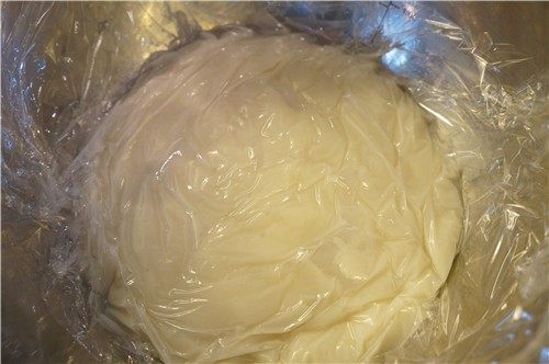 汤种牛奶吐司,汤种表面盖上一层保鲜膜,以防结皮和水分流失,放凉至室温使用。