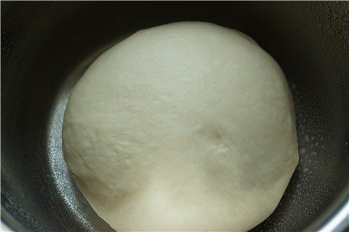 汤种牛奶吐司,干净的盆中喷上上一点点的色拉油,将面团稍稍滚圆,放入其中,盖上保鲜膜或者湿毛巾,进行发酵。