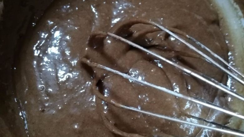 六寸可可戚风蛋糕,用蛋抽画Z字形,将面粉和蛋液搅拌至无干粉状态。