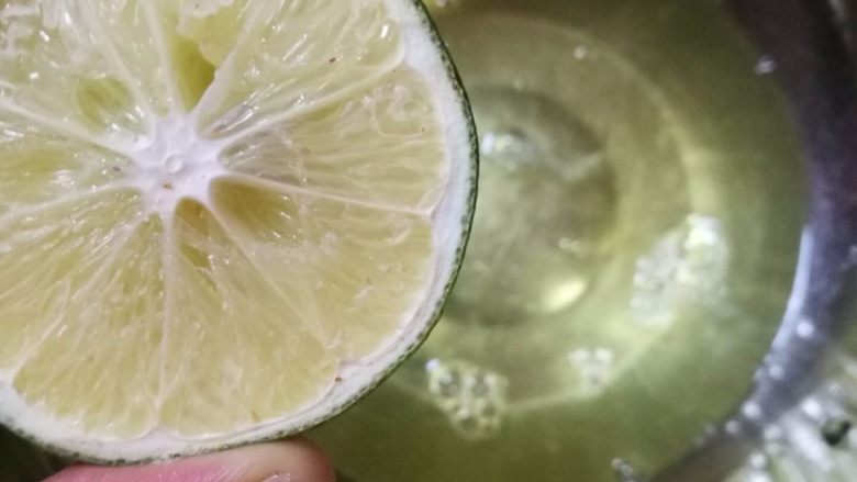 六寸可可戚风蛋糕,接下来打蛋白,在蛋白中滴入几滴柠檬汁