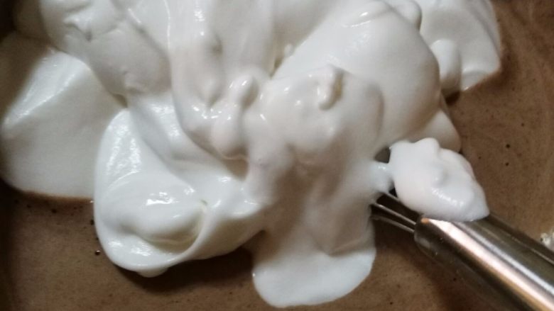 六寸可可戚风蛋糕,再弄三分之一蛋白到可可蛋黄盆中,用蛋抽混合均匀