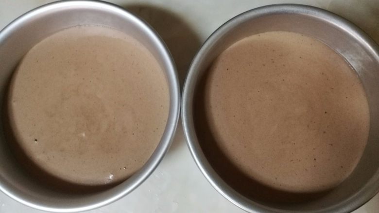 六寸可可戚风蛋糕,把可可蛋糊倒进两个六寸磨具中,稍微震出一下大气泡