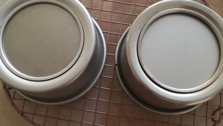 六寸可可戚风蛋糕,放入烤箱中下层,上下火150度,大概50分钟,就好了,具体要看状态,考好的戚风拿出在离桌面大概15厘米的地方震一下,震出热气,立刻倒扣放凉。