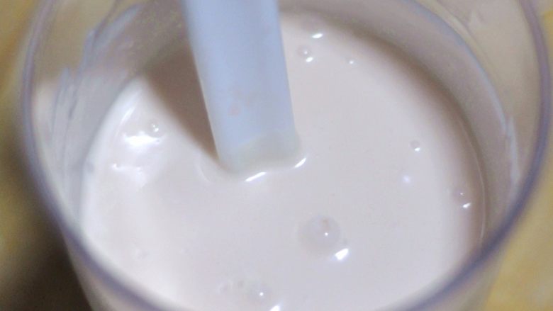 QQ糖抹茶慕斯,
把放凉的QQ糖液体,少量多次的加入到淡奶油中,最好是加入两勺,就搅拌一次。