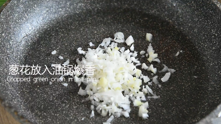 豆腐搭配它一起炒，比吃大鱼大肉都好！,葱花放入油锅爆香