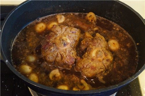 苏格兰风味牛尾,加入牛尾、洋葱、蘑菇,煮沸后关火。