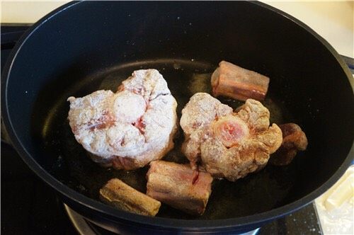 苏格兰风味牛尾,热锅,加入<a style='color:red;display:inline-block;' href='/shicai/ 846'>色拉油</a>,放入牛尾。