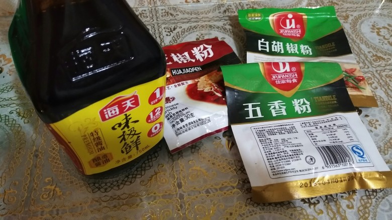 蒲公英肉馅,准备调料(只拍了一部分)