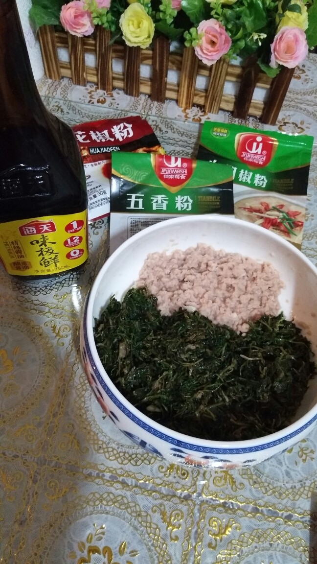 蒲公英肉馅,肉泥和切碎的蒲公英入碗,加上部分调料合影