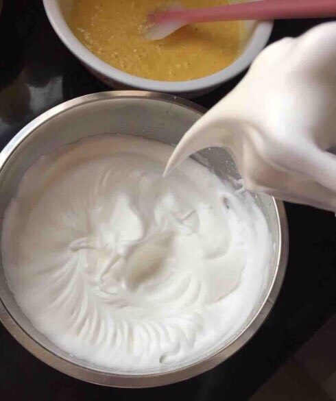豆乳盒子蛋糕,5.剩下的五十克白砂糖,分三次加入蛋清中,打发至湿性发泡,出现大弯勾即可。
6.蛋清打发成功
