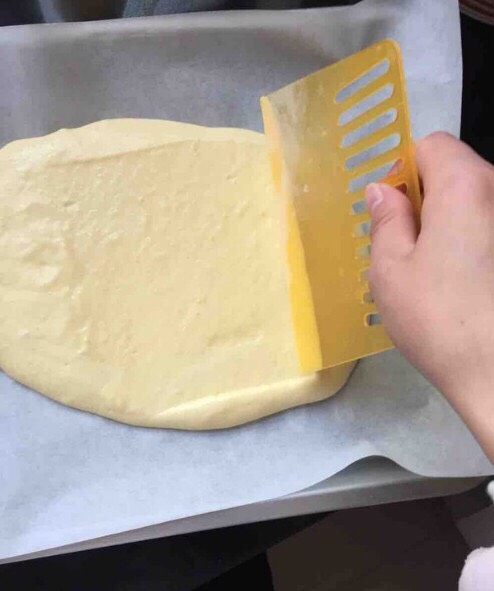 豆乳盒子蛋糕,7.打发好的蛋清分三次加入蛋黄糊内,翻拌均匀(注意:不可过份搅拌,类似炒菜的手法翻拌,以免蛋白消泡)
8.拌好的蛋糊倒回蛋清的盆内,翻拌均匀
9.拌好的蛋糕糊倒入烤盘里,我用的就是烤箱配送的普通烤盘,所以需要垫上油纸。
10.用刮刀退至四角,稍稍晃动平后震出大气泡。
11.烤箱上下管150度预热,把烤盘放入中层烤15分钟左右,根据自家烤箱脾气来。
12.烤好后取出倒扣在网架上放置温热,撕去油纸。