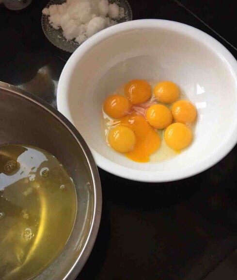 豆乳盒子蛋糕,2.先来做蛋糕片,首先把<a style='color:red;display:inline-block;' href='/shicai/ 15'>蛋黄</a>、蛋清分离,需要两个无水无油的容器。