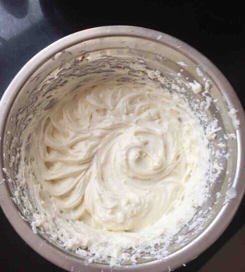 豆乳盒子蛋糕,13.现在开始制作豆奶酪,准备:90克奶酪,蛋黄2个,豆浆200毫升,白砂糖30克,低筋面粉30克
14.蛋黄倒入白砂糖搅拌均匀后筛入低筋面粉,切拌均匀
15.将豆浆烧开,分批倒入蛋黄糊中,一边加一边搅拌
16.不粘锅烧热后,转中小火,倒入豆浆蛋黄糊,不停搅拌,很快就会呈乳霜状
17.关火,盛出放凉待用。
18.将软化的<a style='color:red;display:inline-block;' href='/shicai/ 48598'>奶油奶酪</a>用手动打蛋器打至细滑无颗粒状态