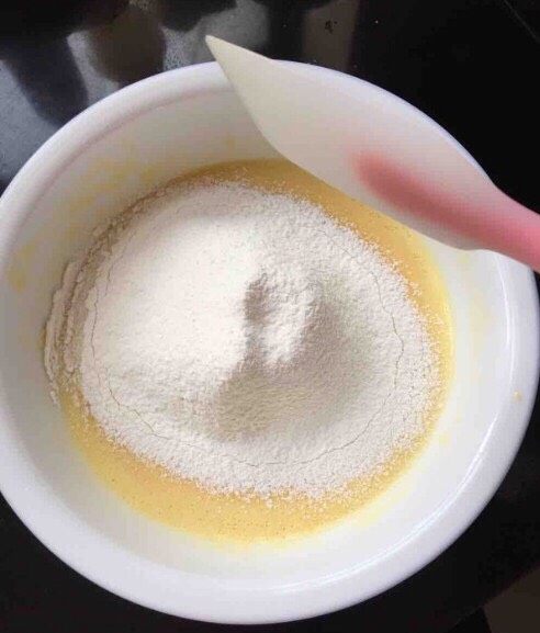 豆乳盒子蛋糕,4.筛入<a style='color:red;display:inline-block;' href='/shicai/ 548'>低筋面粉</a>65克,之字型拌匀。(不可顺时针过份搅拌,以免面粉起筋!)
