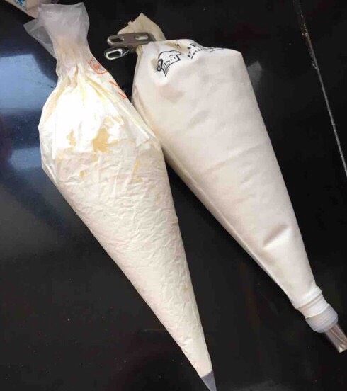 豆乳盒子蛋糕,20.打好的豆乳,倒入裱花袋里待用,不建议用一次性裱花袋,会破!
21.100毫升<a style='color:red;display:inline-block;' href='/shicai/ 8197'>淡奶油</a>加入10克白砂糖打发至有明显纹路即可,装进裱花袋待用。