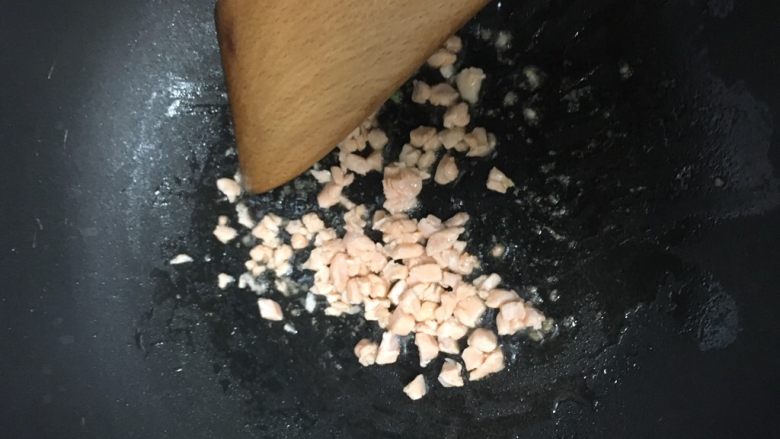 宝宝辅食~三文鱼蔬菜饭团,加入三文鱼丁 炒熟
