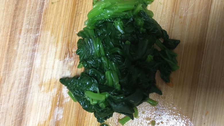 宝宝辅食~三文鱼蔬菜饭团,炒熟,切碎(大小可以根据宝宝的咀嚼力)