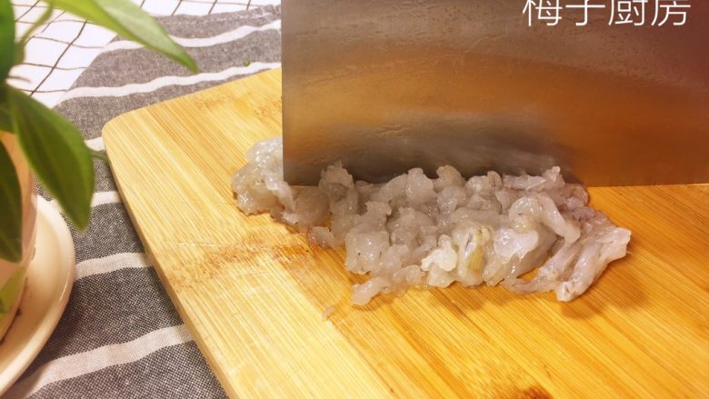糖醋肉圆,虾取头,取皮,去虾线,虾肉剁成泥。