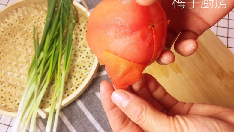 糖醋肉圆,去皮,切成小块备用。