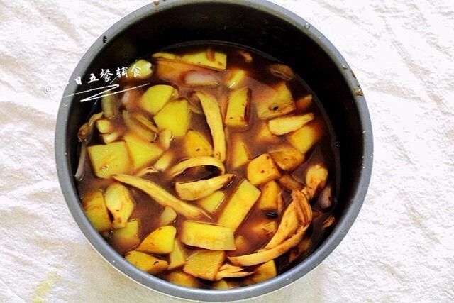 土豆焖饭,把炒过的菜统统都倒进生米里,盖上电饭煲,煮饭模式。