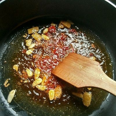 水煮飄香蛙,6、加俾县豆瓣酱,炒出红油。